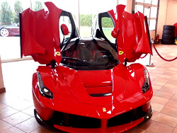Ferrari La Ferrari mit geöffneten Flügeltüren; anklicken zum Vergrößern