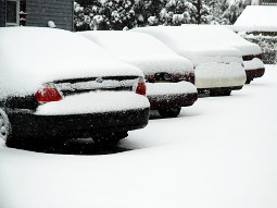 Schneebedeckte Autos