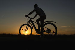 Radfahrer im Dunkeln bzw. bei Sonnenuntergang
